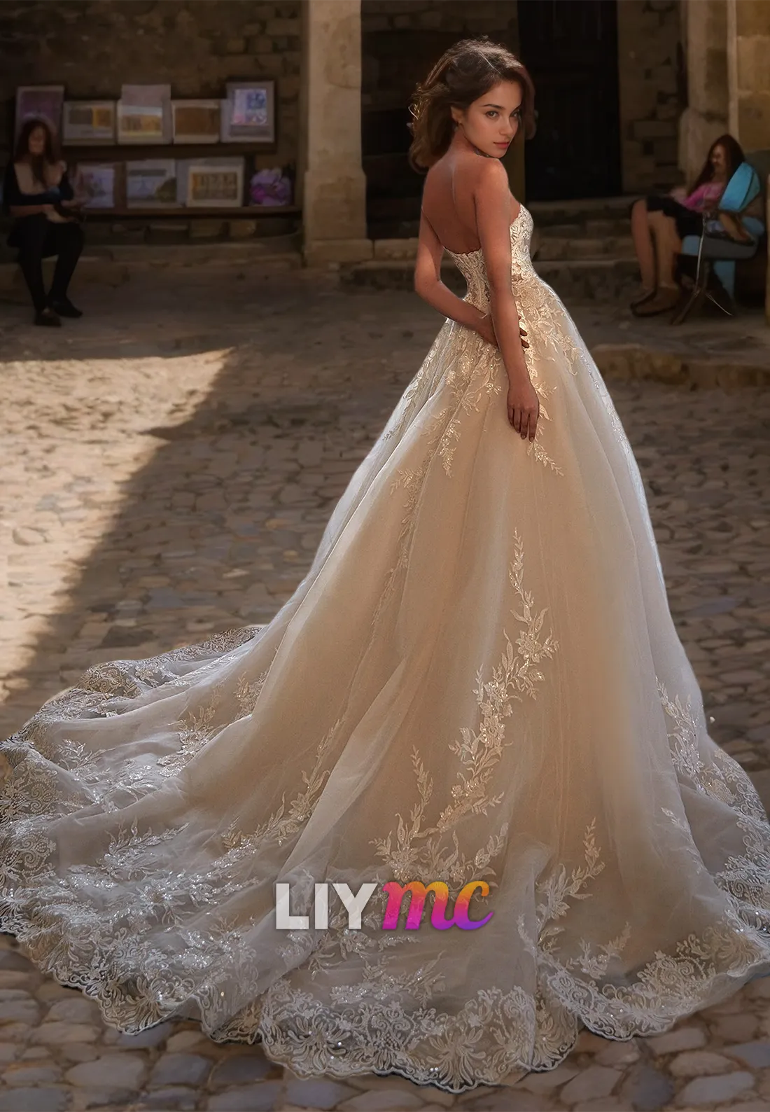 Sweetheart Strapless Lace Appliques Tulle Ball Gown Wedding Dress