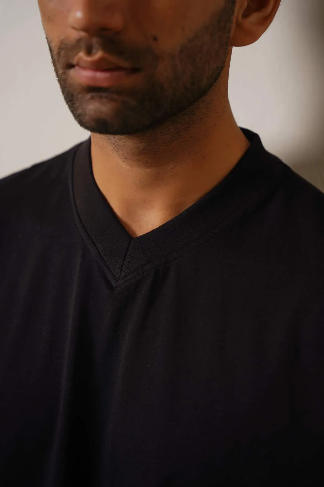 V-NECK TEE